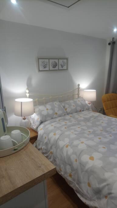 1 Bedroom Guest Suite Near City Centre. Gloucester Buitenkant foto